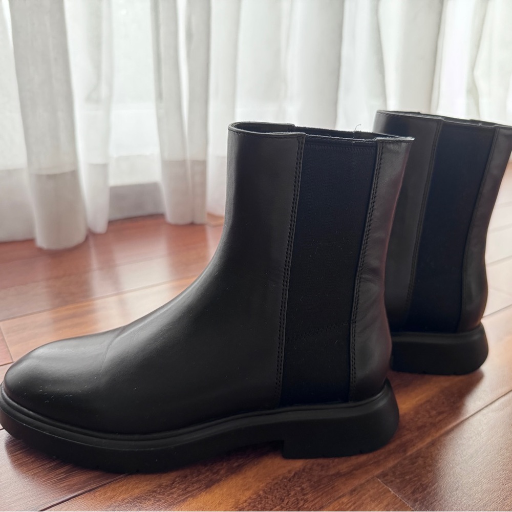 Stuart Weitzman Bootie. Size 5.5